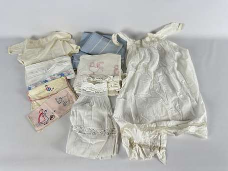 Lot de linge et vêtements de bébé. (rousseurs, 