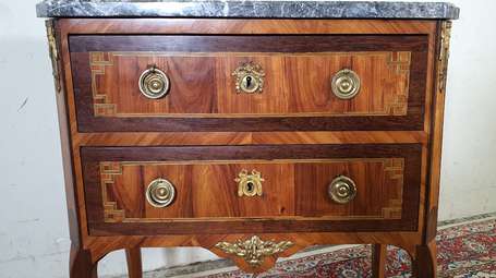 Commode en bois de placage et marqueterie ouvrant 