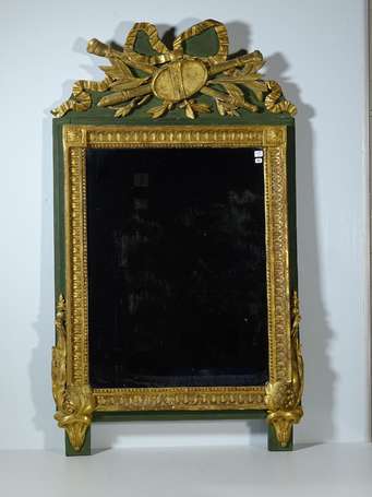 Miroir en bois et stuc doré, le cadre à frise de 