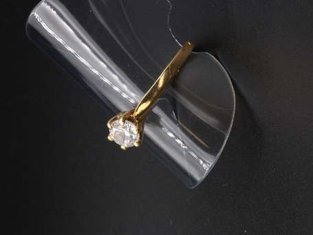 Bague solitaire en or jaune 18K (750°/00) sertie 