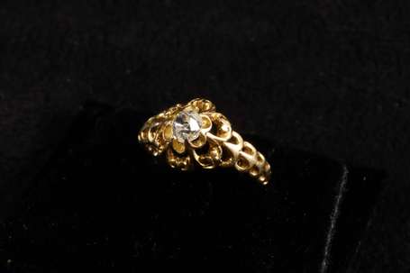 Bague fleur en or jaune 18K (750°/00) montée d'un 