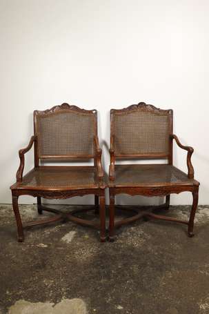 Paire de fauteuils en noyer mouluré et sculpté, le