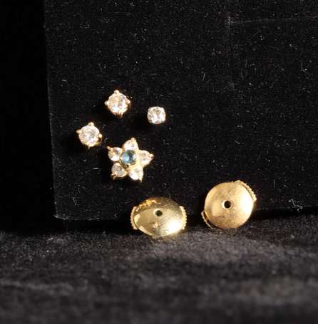 Paire de boutons d'oreille en or 18K (750°/00) 