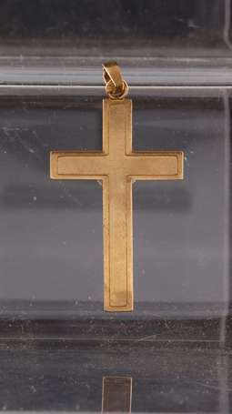 Pendentif croix latine en or jaune 18K (750°/00). 