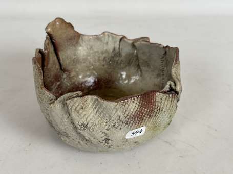 Coupe en raku simulant une toile chiffonnée.