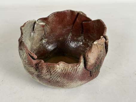 Coupe en raku simulant une toile chiffonnée.