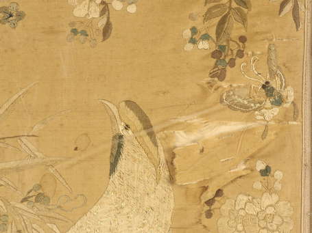 CHINE - Panneau de soie brodé d'oiseaux branchés. 