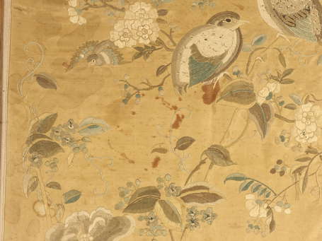 CHINE - Panneau de soie brodé d'oiseaux branchés. 