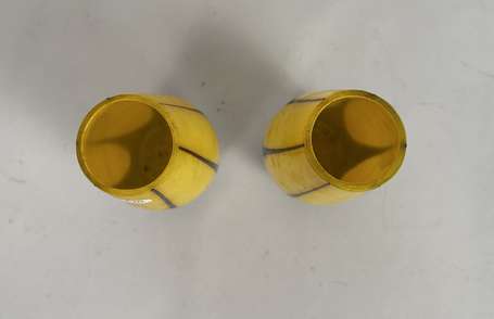 Paire de petits vases en verre jaune doublé brun à