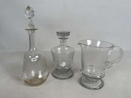 Carafe et pichet en verre gravé de rinceaux de 