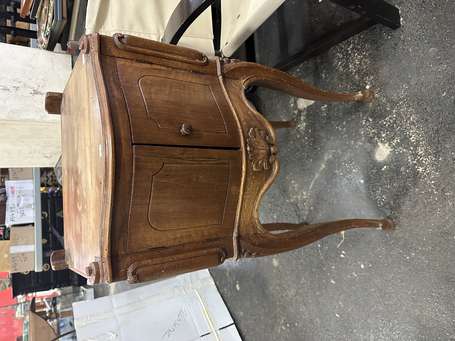 Table de chevet en bois fruitier. Style Louis XV 