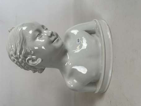 Buste de jeune fille en porcelaine. H. 28 cm. 