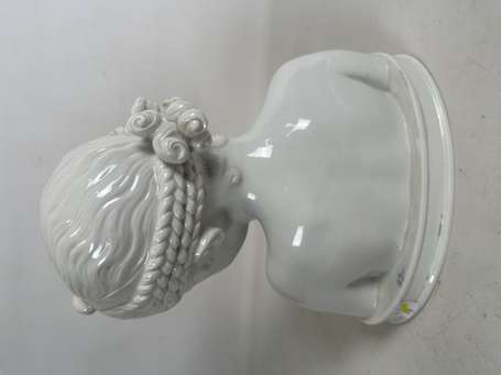 Buste de jeune fille en porcelaine. H. 28 cm. 