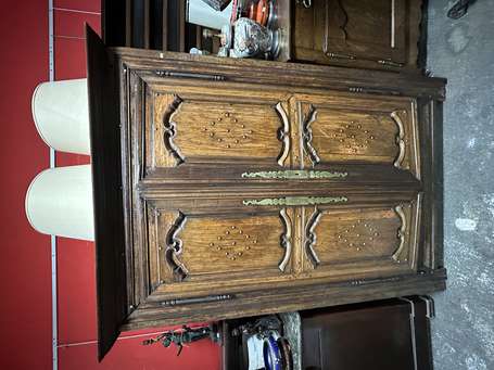 Armoire rustique, les portes moulurées et cloutées