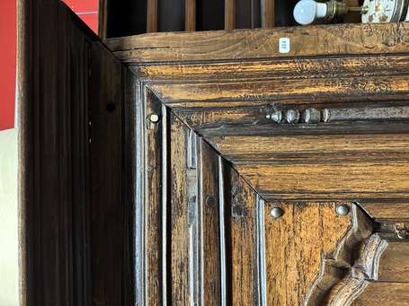 Armoire rustique, les portes moulurées et cloutées