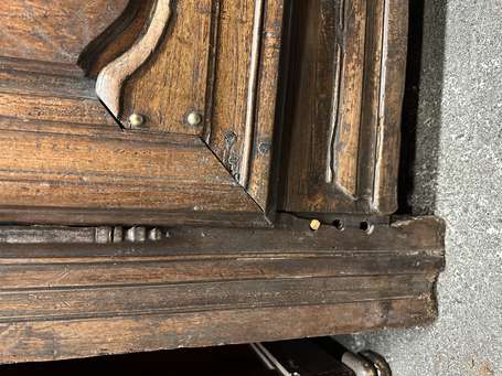 Armoire rustique, les portes moulurées et cloutées