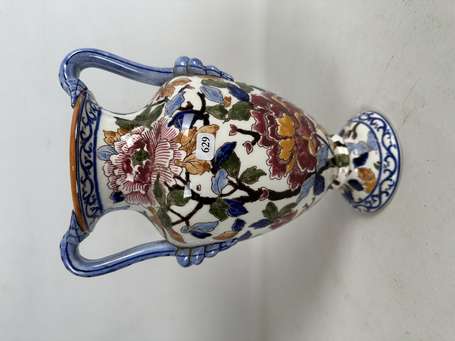 GIEN - Vase en faïence à décor floral. H. 29 cm.