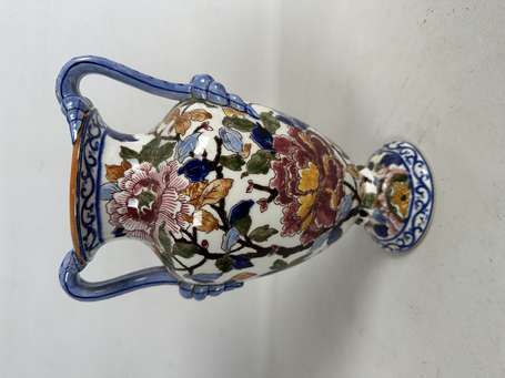 GIEN - Vase en faïence à décor floral. H. 29 cm.