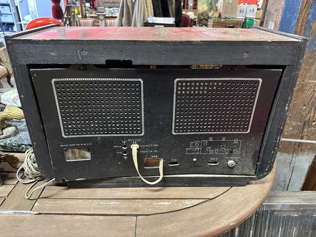 Poste radio ORA. H. 40 cm, L. 60,5 cm.