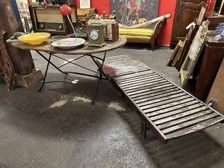 Table de jardin et un transat en bois.