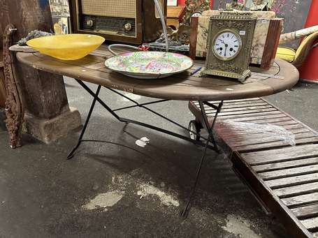 Table de jardin et un transat en bois.