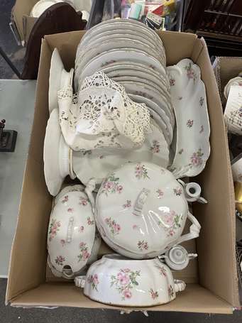 Lot de vaisselle en porcelaine à décor de roses. 