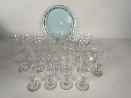 Lot de verres à pied moulés en verre et cristal. 