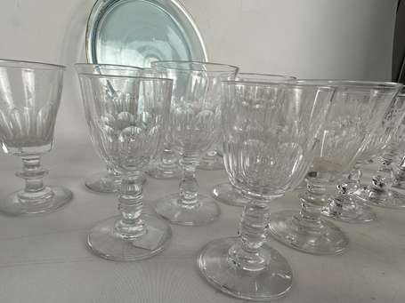 Lot de verres à pied moulés en verre et cristal. 