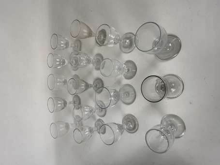 Lot de 17  verres à pied.