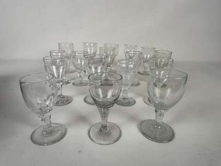 Lot de 17  verres à pied.