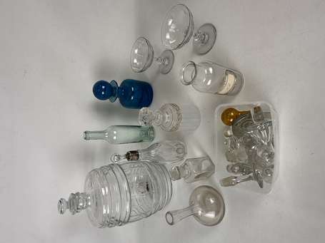 Lot de bouteilles en verre et carafes en cristal. 