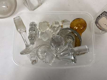 Lot de bouteilles en verre et carafes en cristal. 