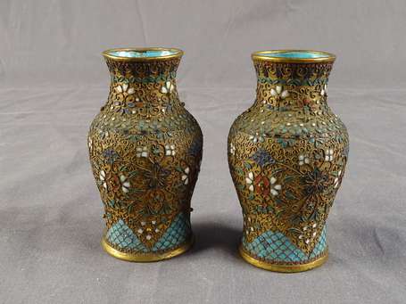 CHINE - Paire de petits vases en émaux cloisonnés 