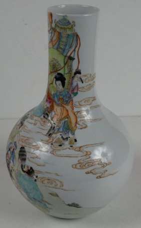 Vase bouteille en porcelaine polychrome, légende 