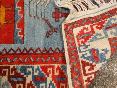 Tapis laine et coton, le champ rouge et bleu ciel,