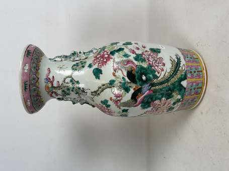 CHINE - Vase en porcelaine à décor de phénix et 