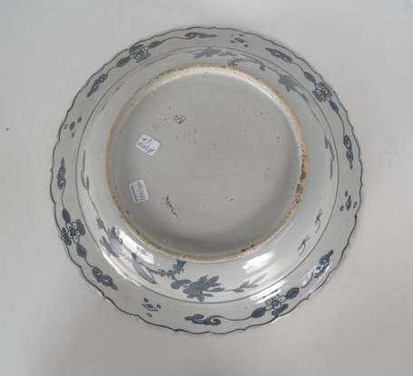 CHINE. Plat en porcelaine à décor en bleu sous 