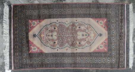 Tapis Pakistan, le champ crème à cartouche oblong 