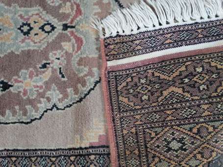 Tapis Pakistan, le champ crème à cartouche oblong 