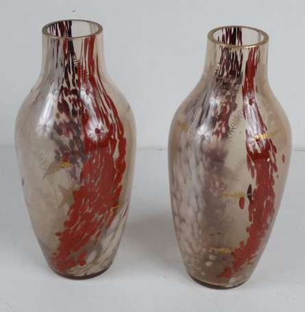 Paire de Vases en verre moucheté bordeaux et 