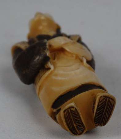 Netsuke Homme au beret en ivoire Japon H. 6,5 cm