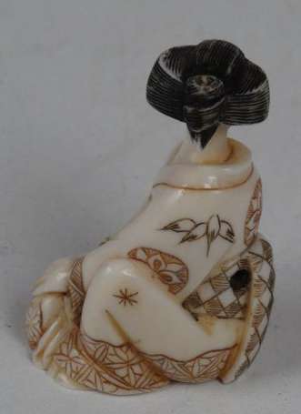 Netsuke Geisha en ivoire Japon H. 4,5 cm