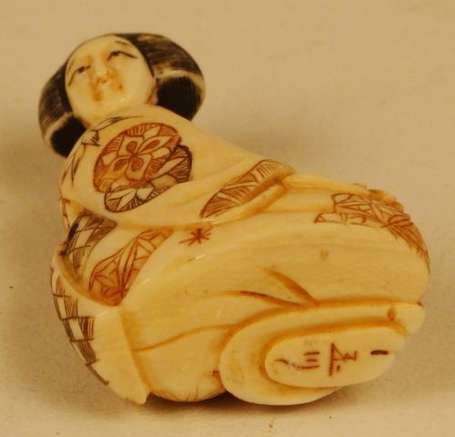 Netsuke Geisha en ivoire Japon H. 4,5 cm