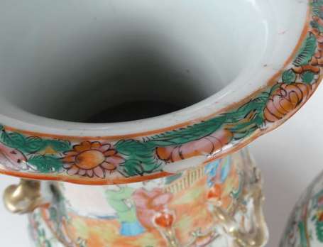 Paire de Vases En porcelaine polychrome, ils sont 