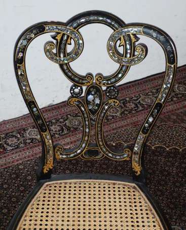 Chaise en bois laqué noir décor or polychrome et 