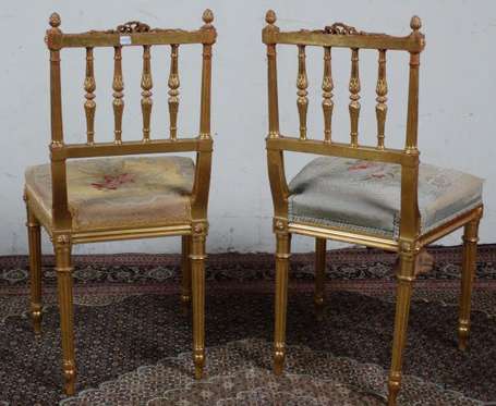 Paire de chaises en bois doré, le dossier sommé de