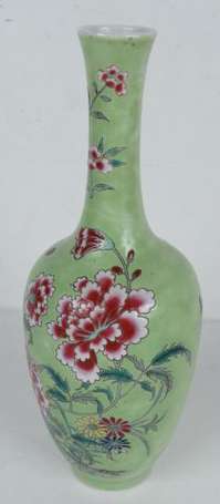 Vase bouteille en porcelaine émaillée vert, décor 