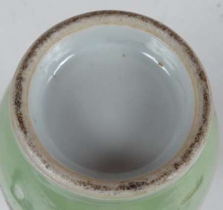 Vase bouteille en porcelaine émaillée vert, décor 