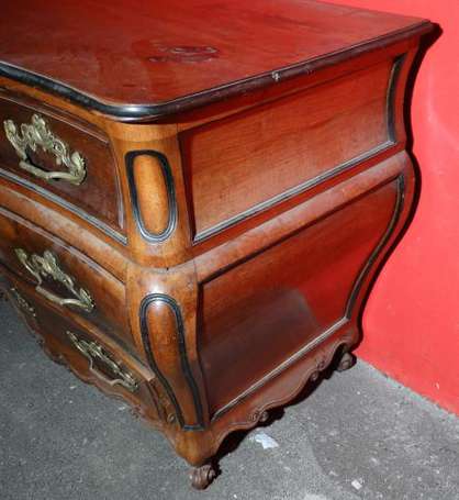 Commode tombeau en noyer, elle ouvre à trois 