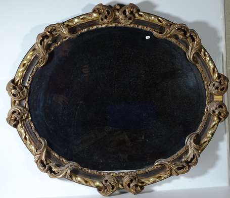 Miroir ovale en bois et composition laqué et doré 